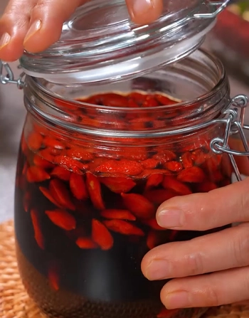 Homemade Goji Berry Vinegar Honey Water